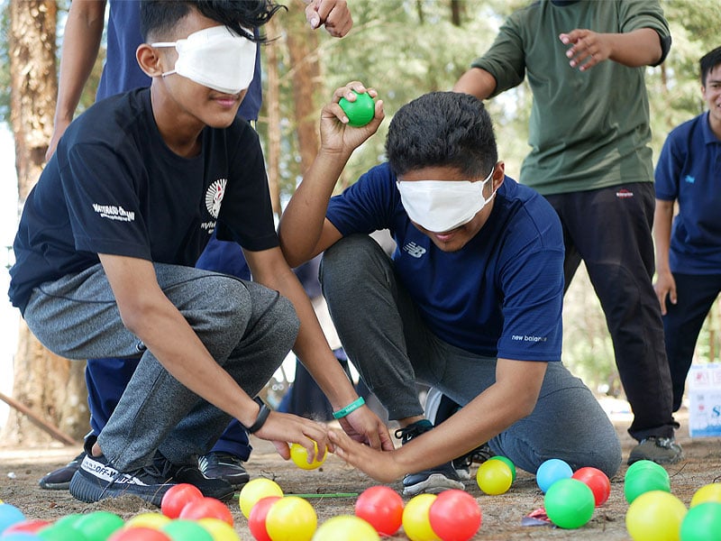 5 powerful team building exercises for students that boost collaboration